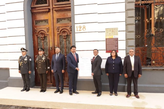 Poderes del Estado colocan Bando Solemne de Fiestas Patrias 2024 en la sede del Congreso