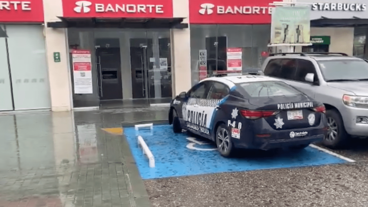 Atiende Policía de San Andrés reporte de robo a cuentahabiente al interior del banco Citibanamex ubicado en Plaza Mazarik