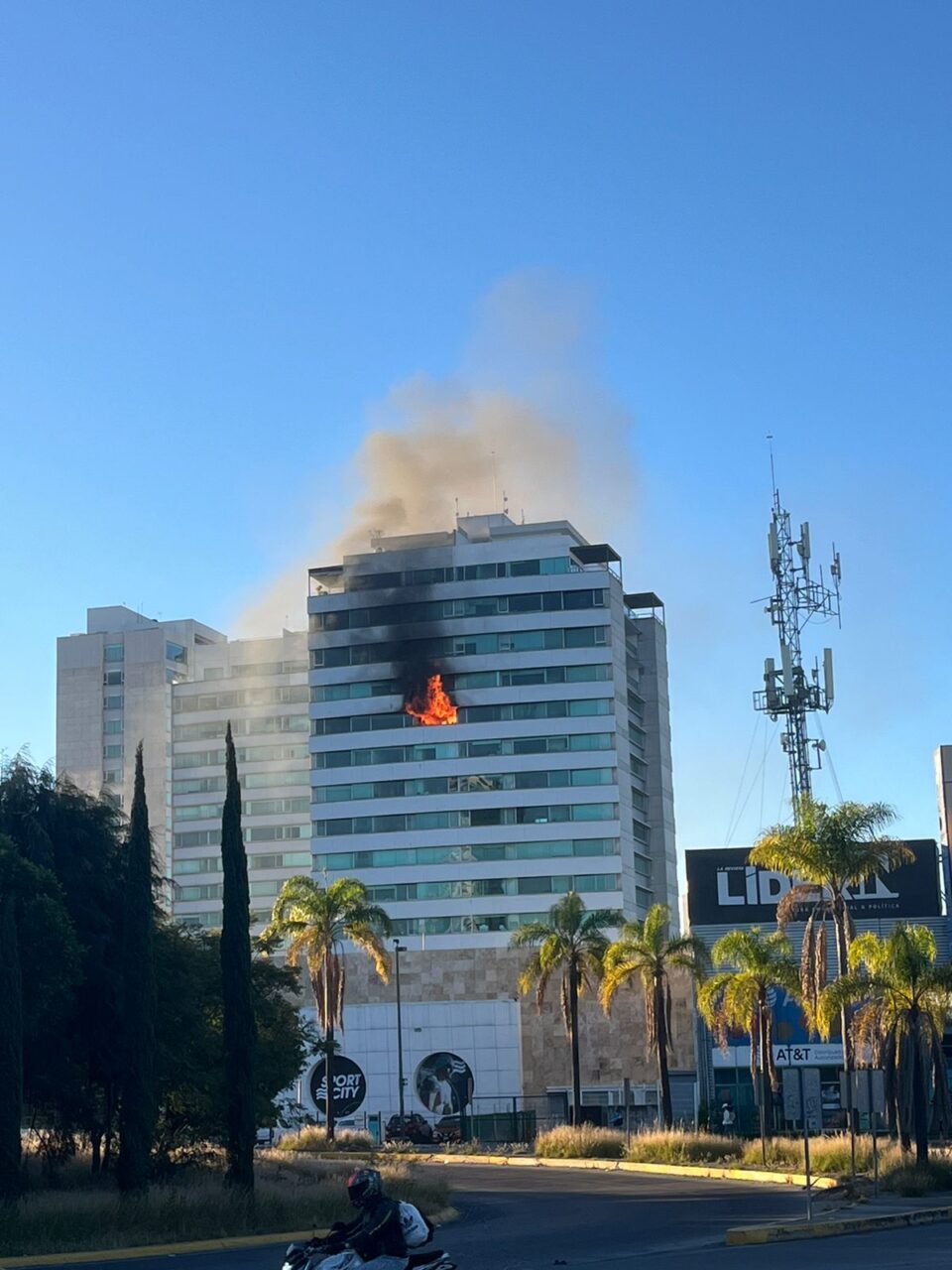 Incendio en residencial Torres Palmas deja un herido y dos departamentos dañados