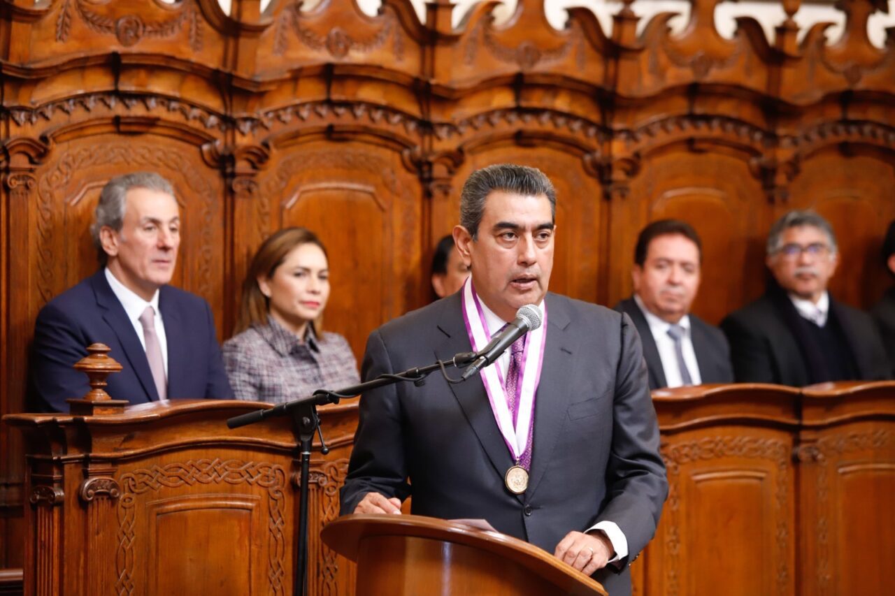 Por su respaldo a la educación, Sergio Salomón recibe medalla “Melchor Cobarrubias” por la BUAP