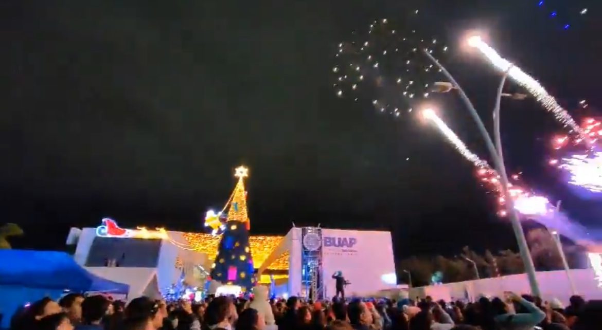 BUAP Inicia la Temporada Navideña con Espectáculo de Drones y Fuegos Artificiales