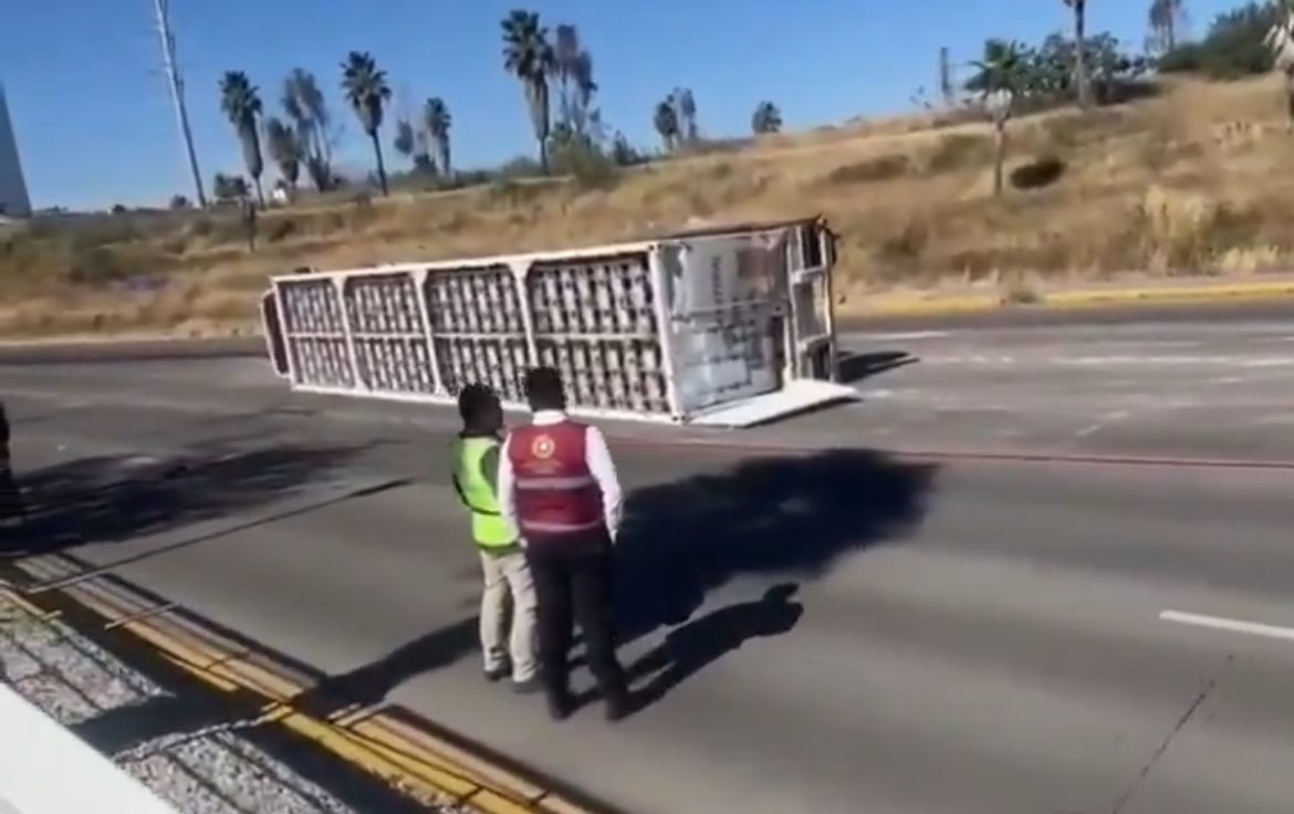 Volcadura de tráiler desquicia Vía Atlixcáyotl este miércoles