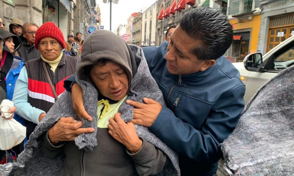 Atiende Gobierno de Puebla a abuelitos ante lluvias invernales