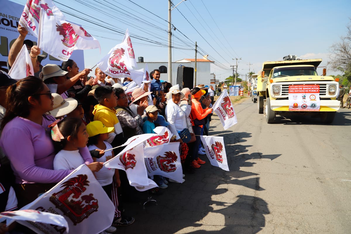 Da Tonantzin Fernandez banderazo de inicio de rehabilitación de 3 vialidades en San Pedro Cholula