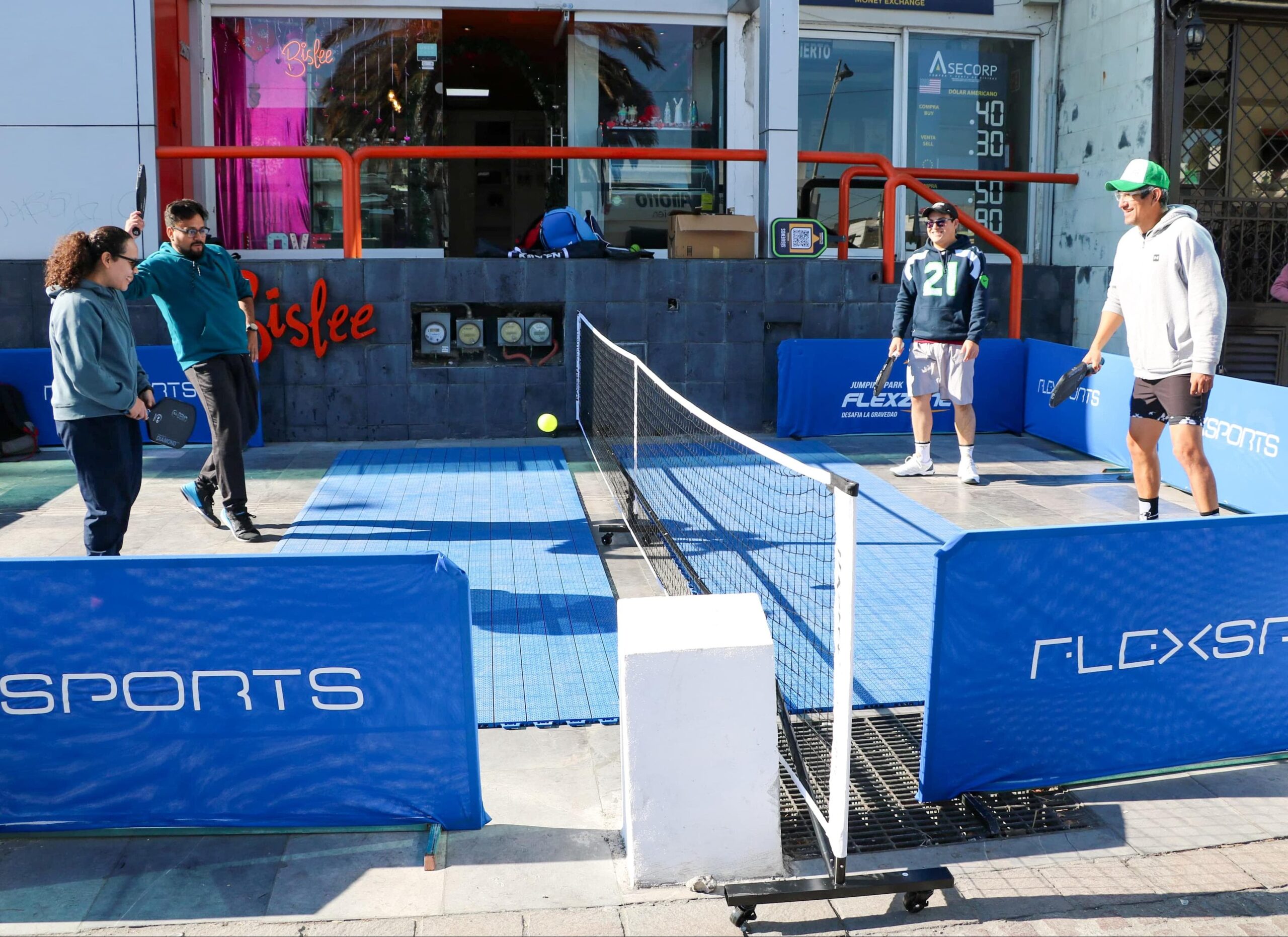 Disfrutaron poblanas y poblanos del Pickleball durante la Vía Recreativa en la ciudad