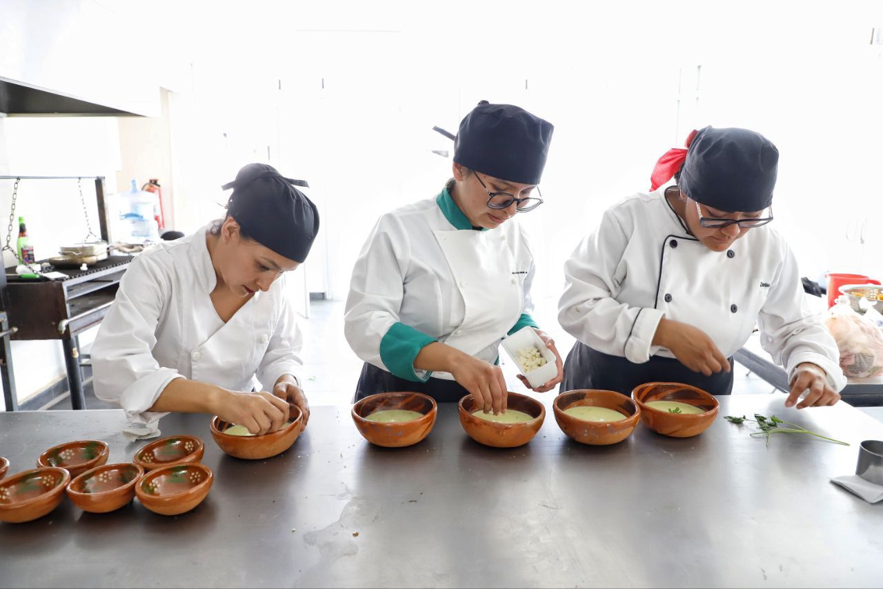 Alumnos de la Escuela de Gastronomía del SMDIF son evaluados por chefs reconocidos a nivel nacional e internacional