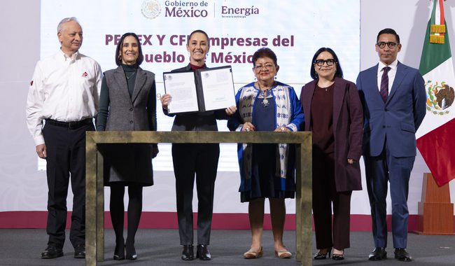 CFE y PEMEX vuelven a ser del pueblo de México: Presidenta firma leyes secundarias que revierten reforma energética de 2013