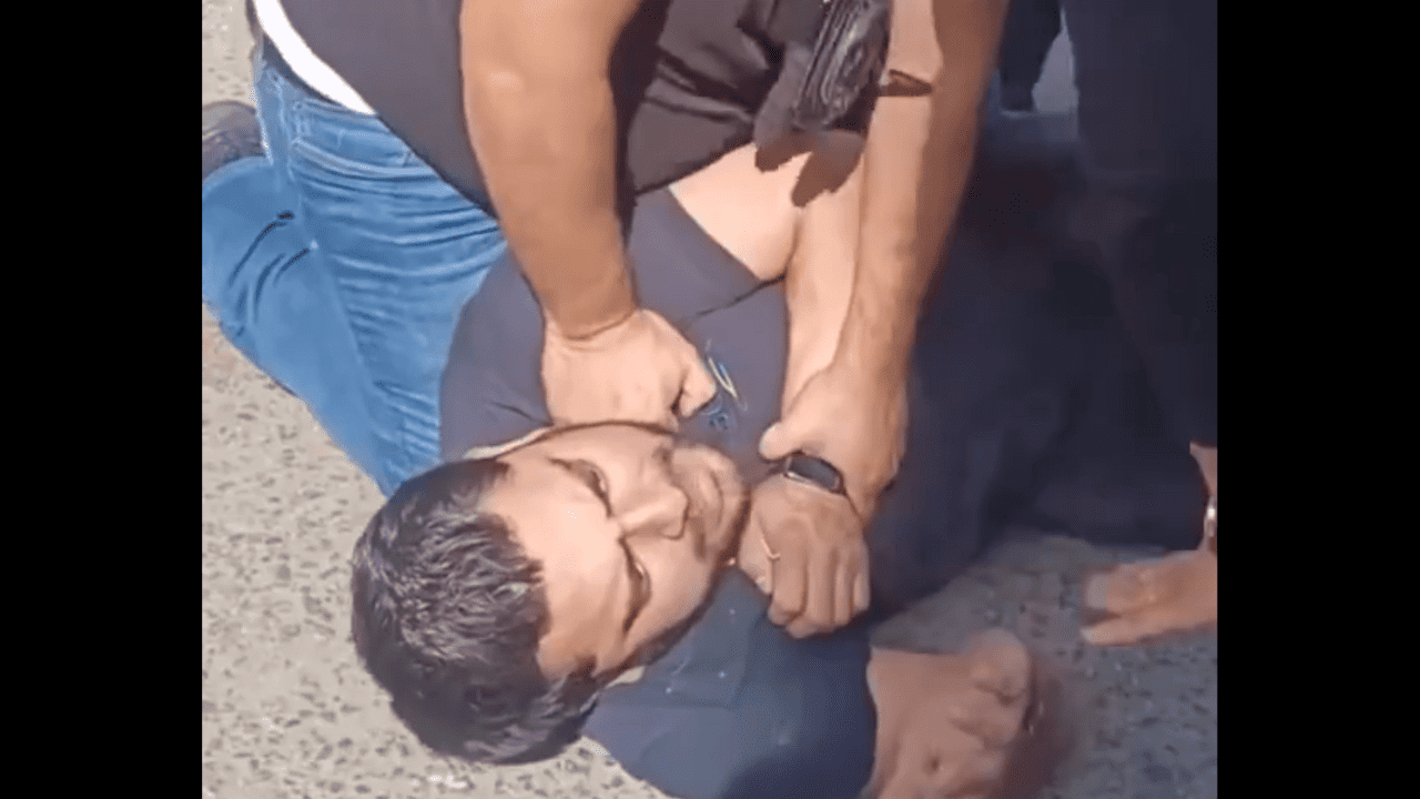 FGE Puebla separa a dos agentes que fueron exhibidos en video por presunto abuso de autoridad