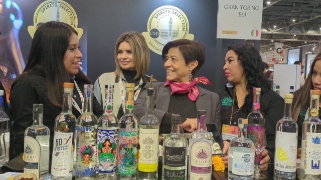 Gobierno estatal impulsa mezcal poblano en “Wine Paris 2025”