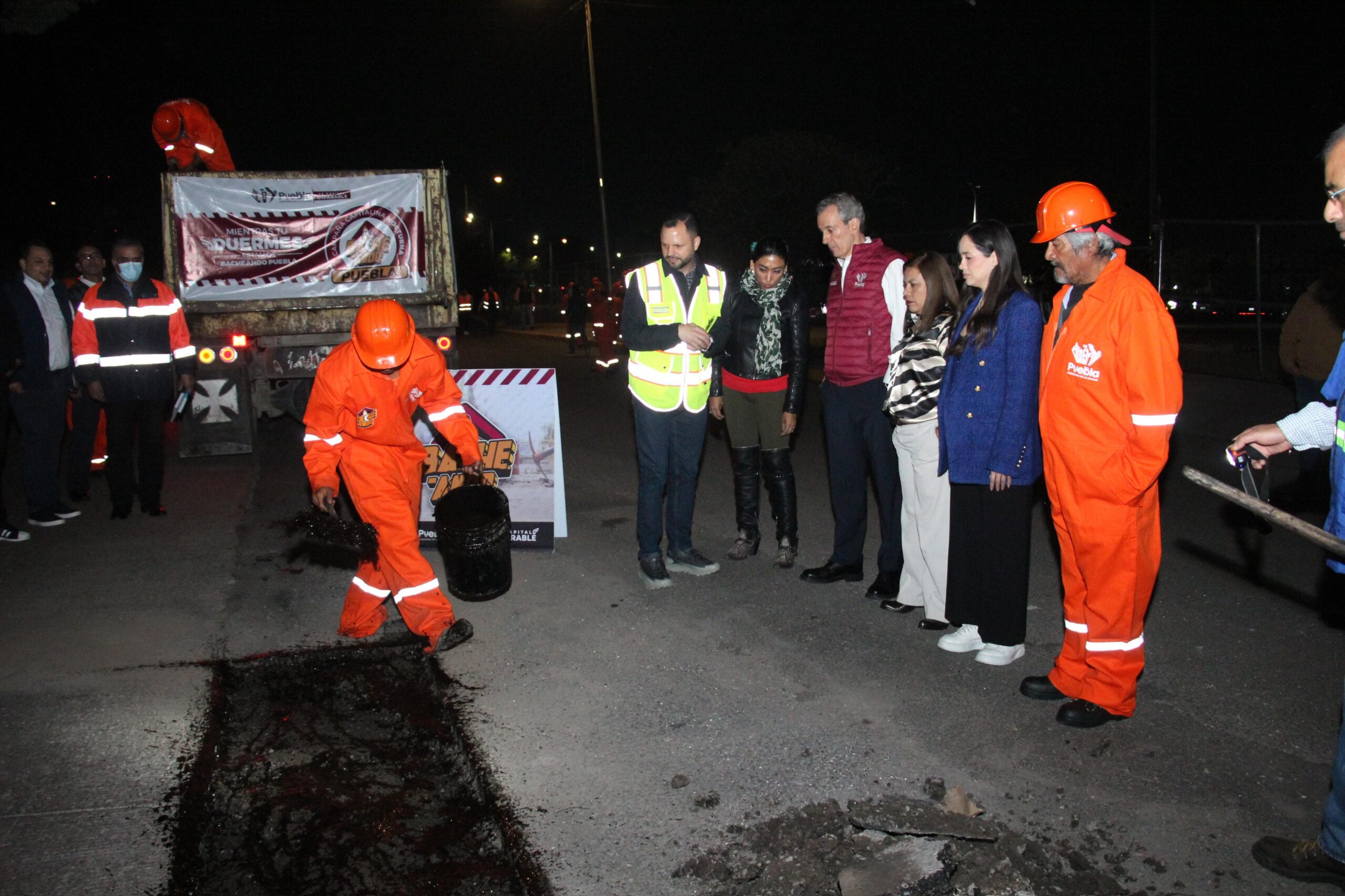 Destina Gobierno de la Ciudad más de 100 mdp al programa nocturno Bacheando Puebla 2025