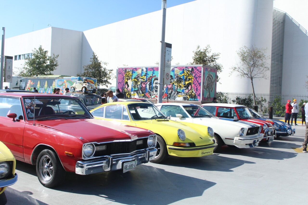 Exitosa exhibición y Caravana de Autos Antiguos por las calles de Puebla. 