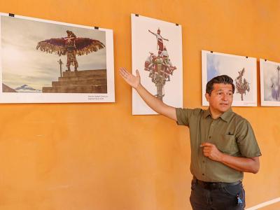 Gobierno estatal inaugura exposición fotográfica del ritual de Los Voladores
