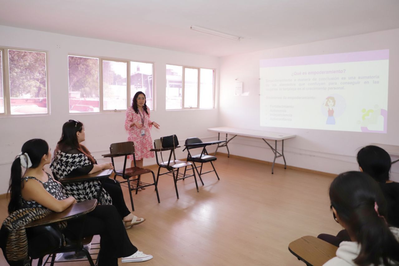 Brinda SMDIF cuidado de la salud mental a través del taller de empoderamiento femenino