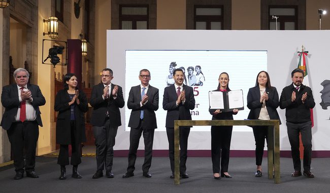 Presidenta firma decreto para congelar; aplicar quitas; reducir intereses y condonar 400 mil créditos impagables del FOVISSSTE