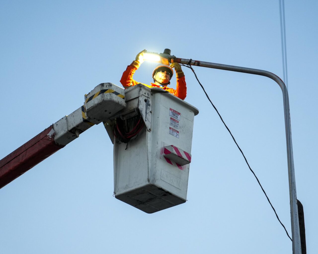 Moderniza Pepe Chedraui 235 luminarias en la Colonia Popular Coatepec 