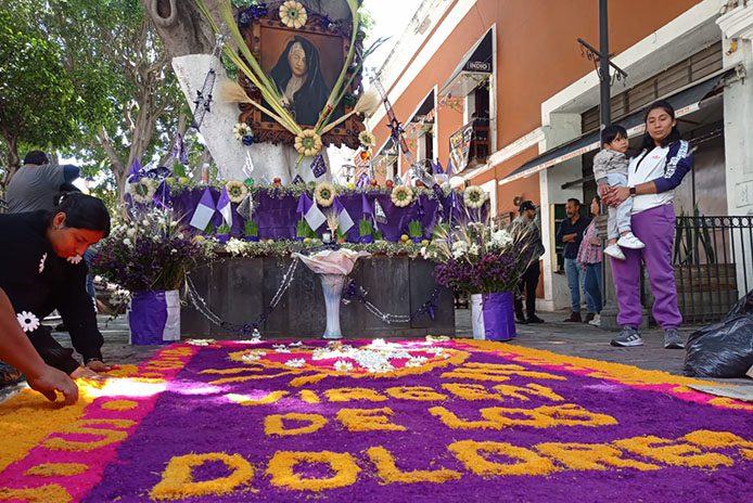 Para preservar la tradiciones, anticuarios de Los Sapos instalan altar de la Virgen de Dolores