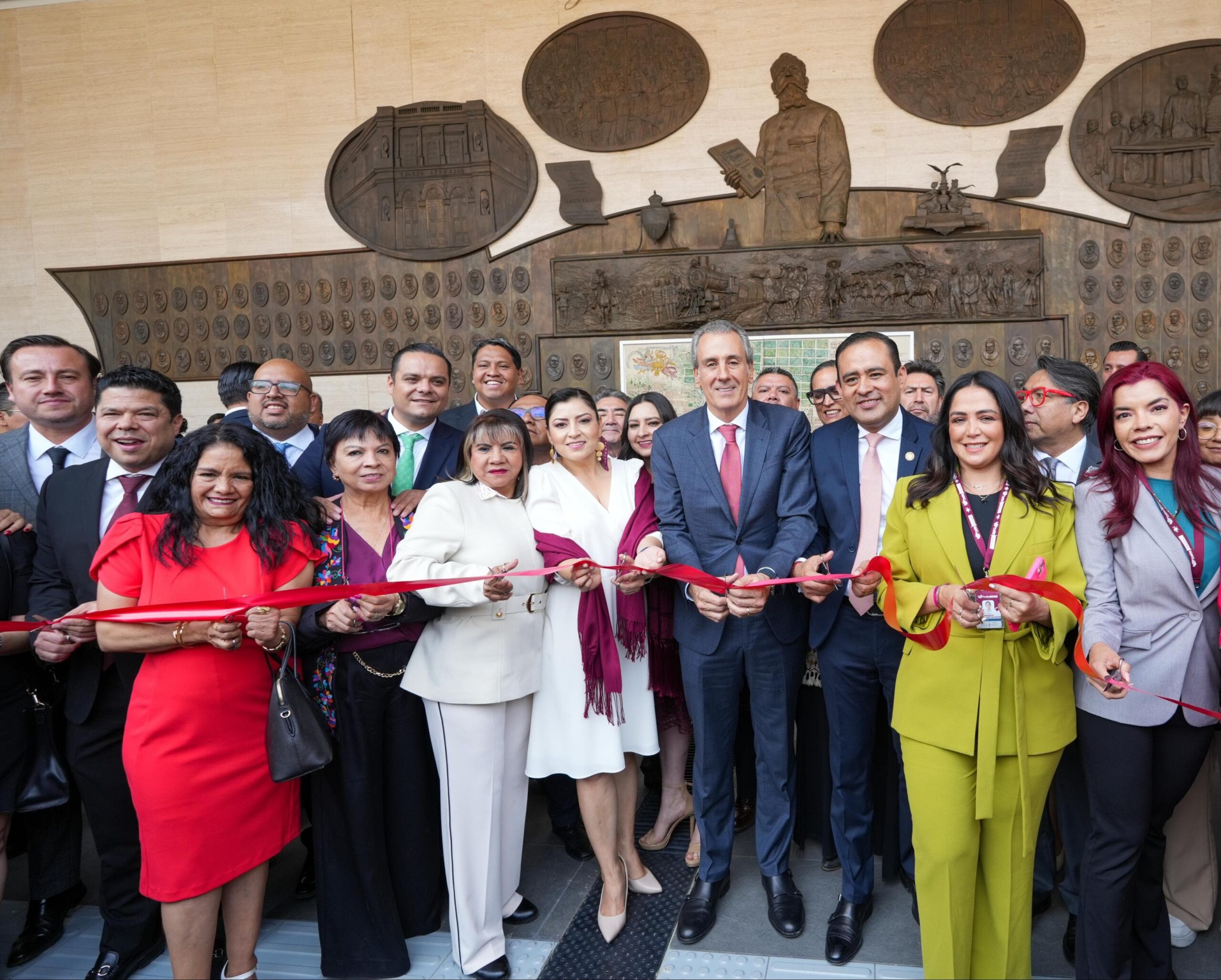 Inaugura Pepe Chedraui exposición de la Ciudad de Puebla en San Lázaro