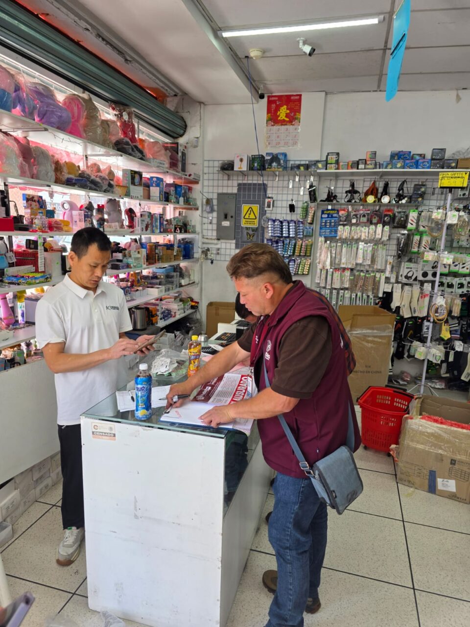 Clausuran gobiernos estatal y municipal cuatro establecimientos con importaciones legales de China