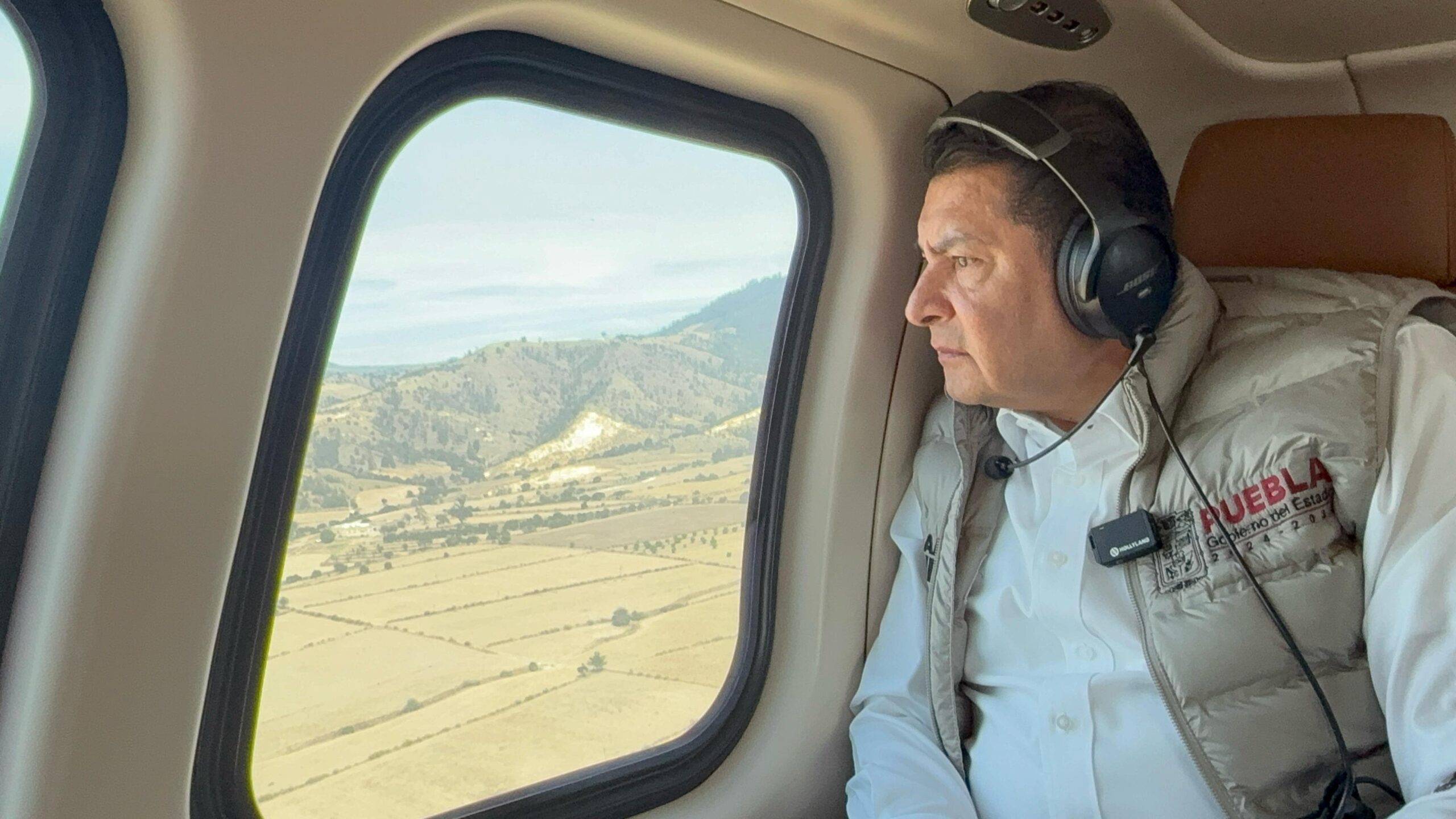 Por aire y por tierra gobernador Alejandro Armenta supervisa combate de incendios