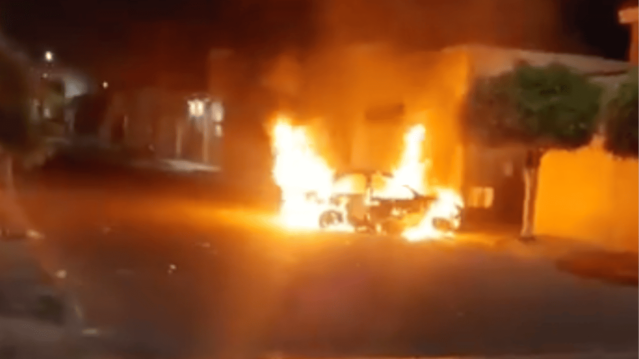 Vecinos hacen justicia por mano propia en Tehuacán: incendian casa de presuntos agresores de joven comerciante