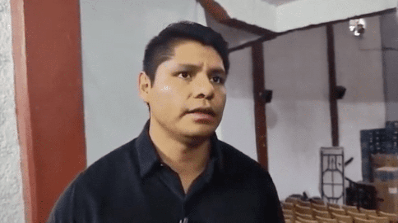 Omar Muñoz atiende a colonos inconformes con el desabasto de agua