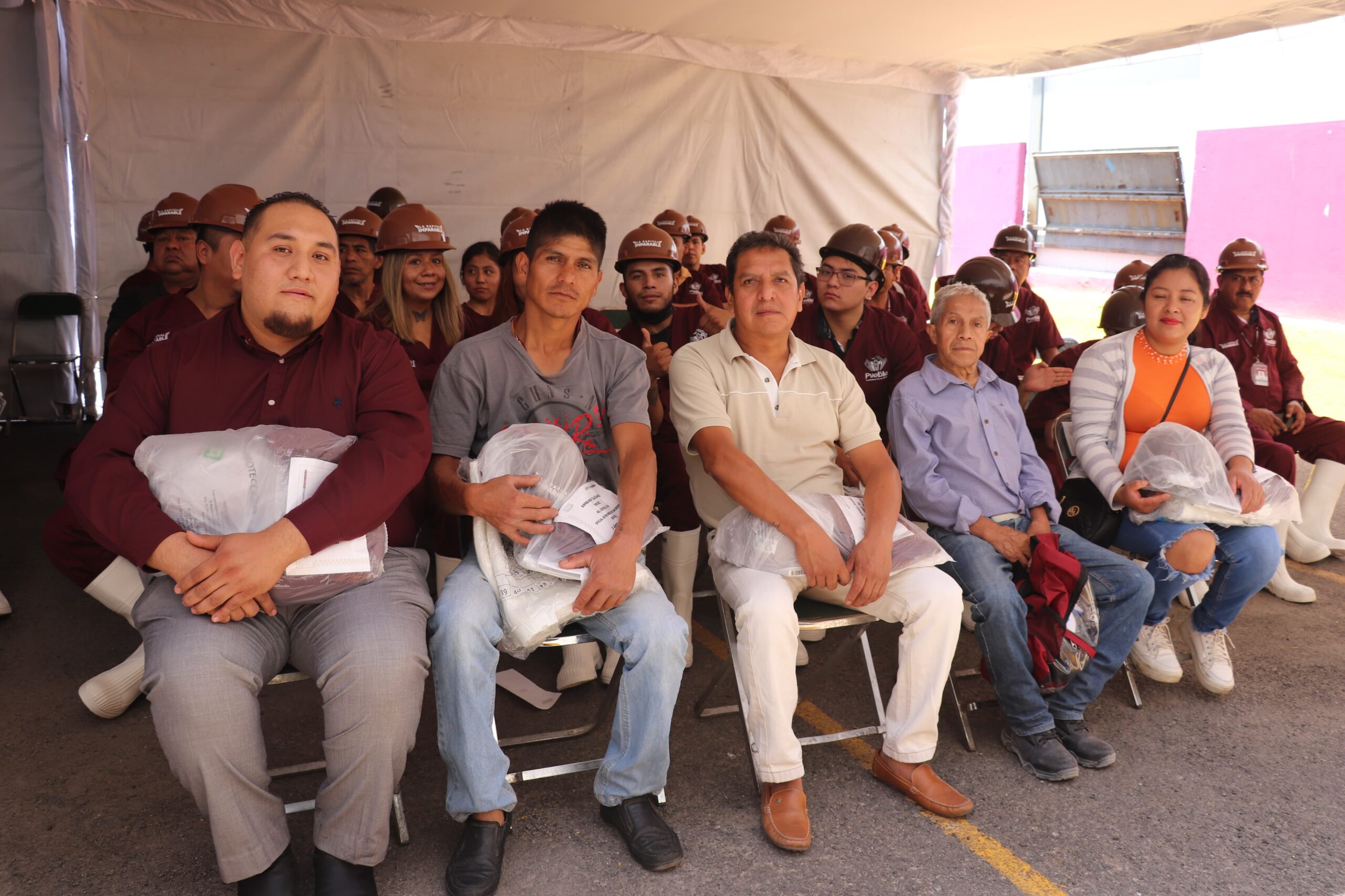 Entrega gobierno de la ciudad uniformes y equipo de protección en el rastro municipal