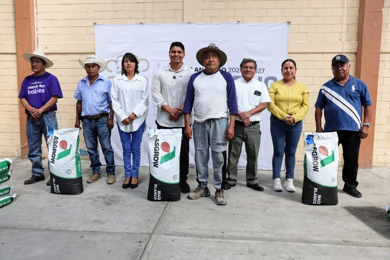 Entrega Omar Muñoz apoyos a agricultores de San Lorenzo Almecatla