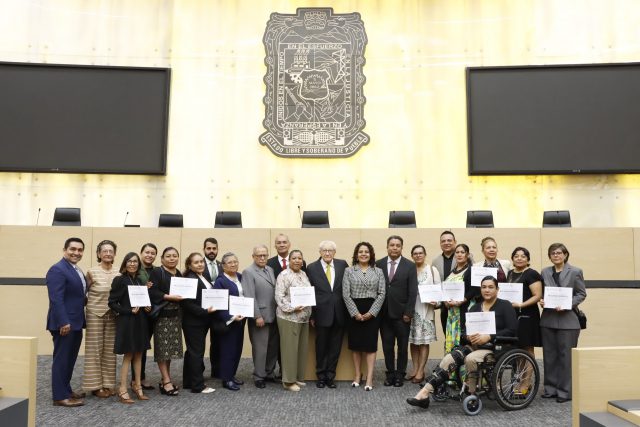 Reconocen a docentes en Congreso por su amplia y destacada labor 