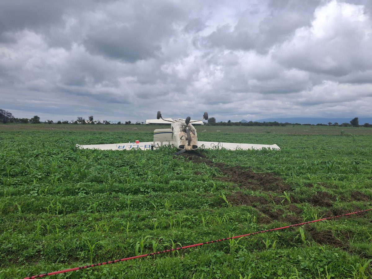 Avioneta realiza aterrizaje forzoso en campos de cultivo de Huejotzingo; tripulantes resultan ilesos