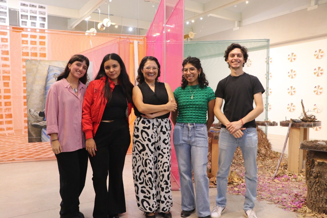 (Contra)literal: cinco miradas jóvenes de la realidad, a través de arte contemporáneo