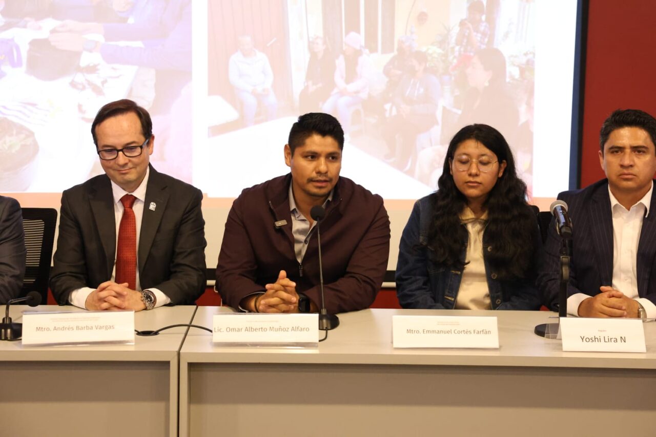 Firma Omar Muñoz convenio de colaboración con la UPAEP
