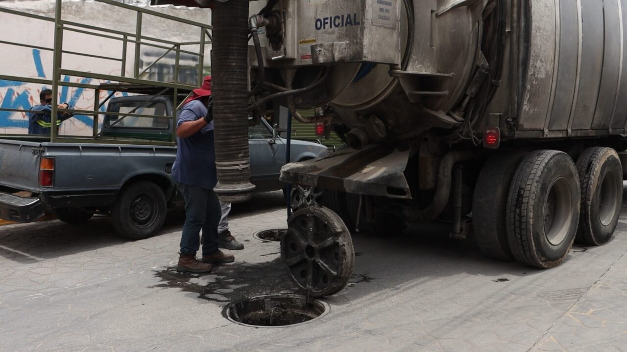 Omar Muñoz supervisa labores de desazolve previas al inicio de la Feria de Cuautlancingo