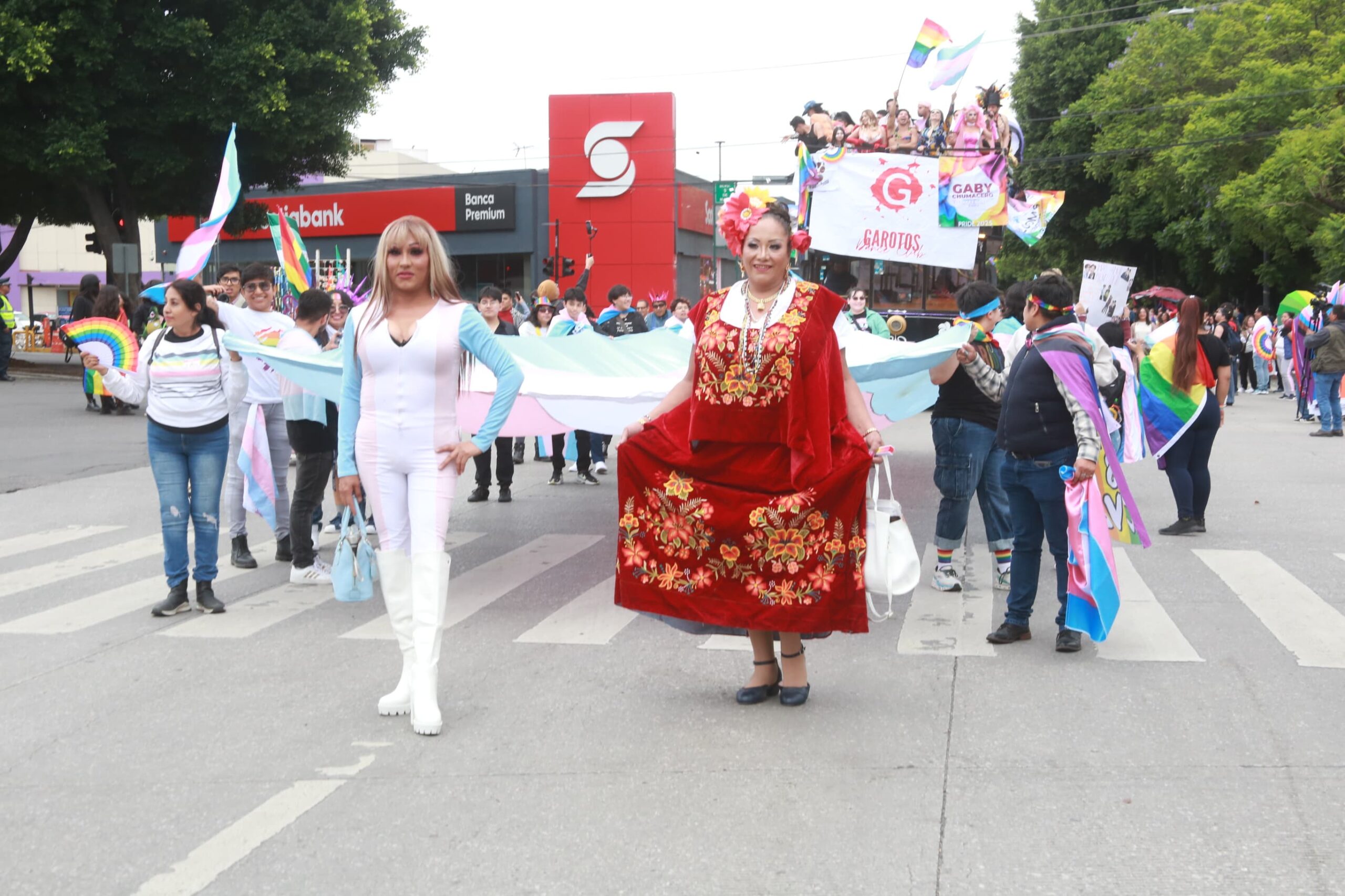 La Diputada Gaby Chumacero brilla en la Marcha LGBTTTIQANB+ de Puebla.