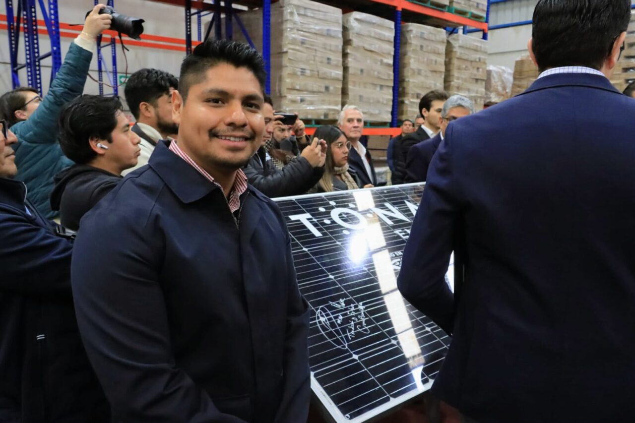Acompaña el edil de Cuautlancingo al gobernador en la inauguración de la fábrica de paneles solares «Tonalli»