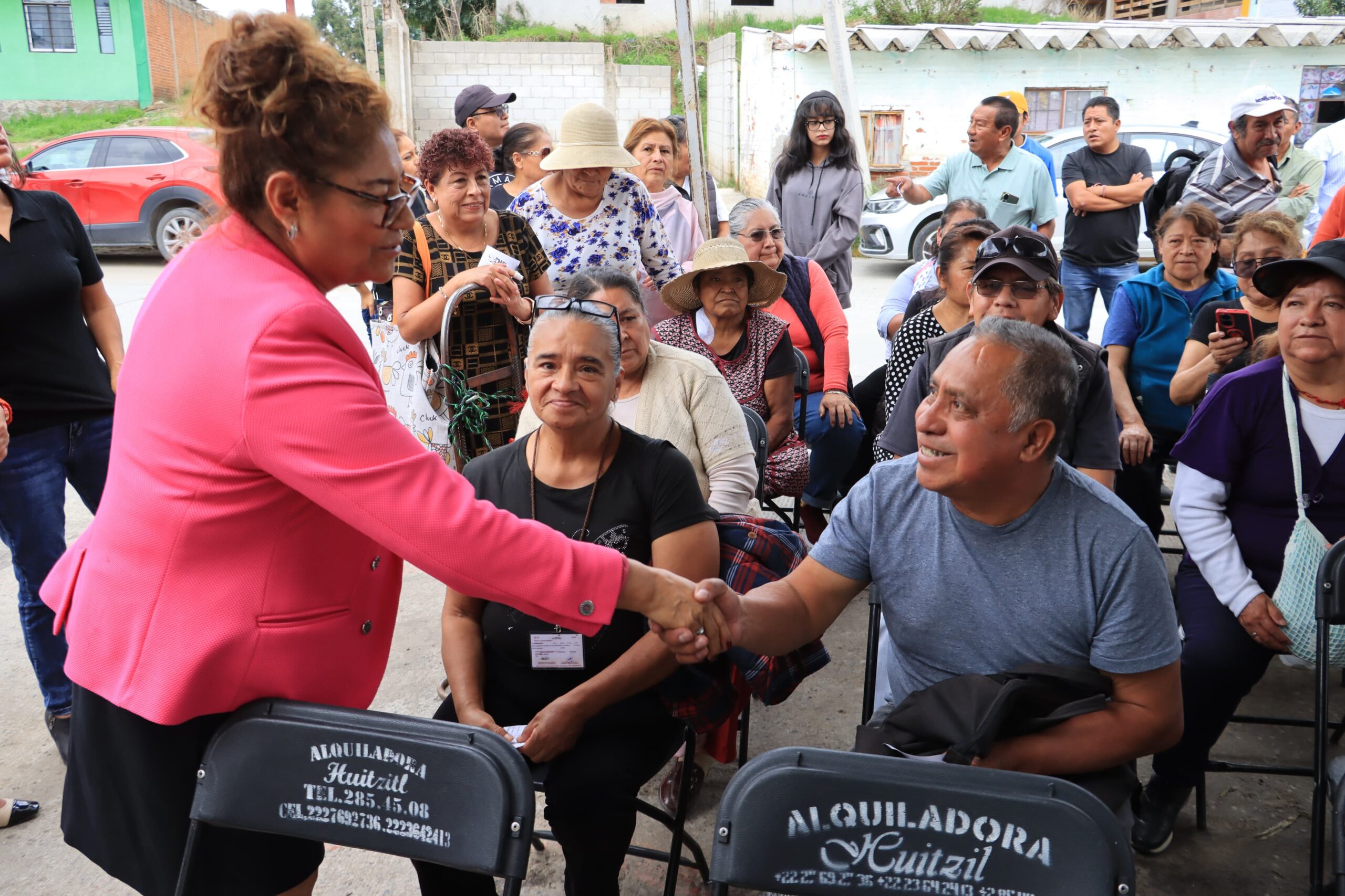 Tere Alfaro entrega despensas a adultos mayores de Cuautlancingo