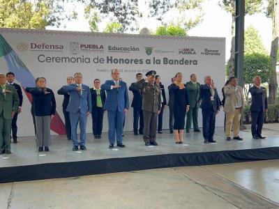 La Secretaría de Educación refuerza identidad nacional con ceremonia de abanderamiento