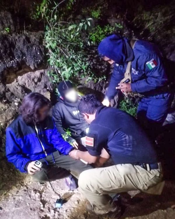 Rescata SSP a dos hombres atrapados por río en Huehuetlán el Grande.