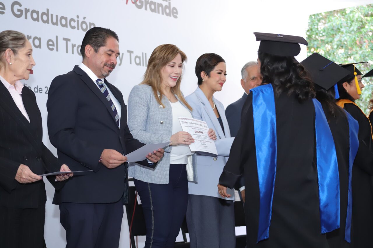 “Las mujeres somos el pilar de las familias”: Ceci Arellano a graduados de los CECADE