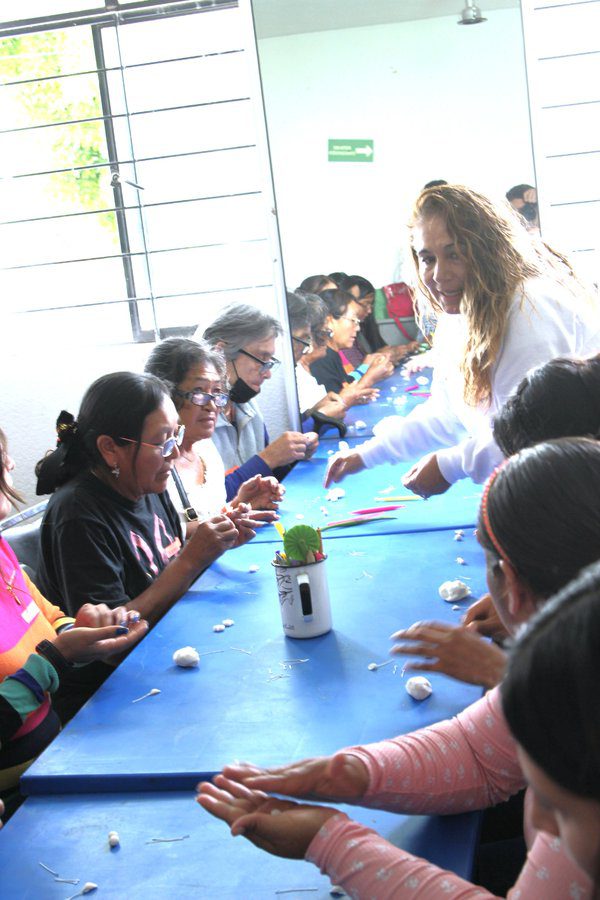 Impulsa Gobierno de la Ciudad el empoderamiento de mujeres en Santo Tomás Chautla con capacitación en bisutería