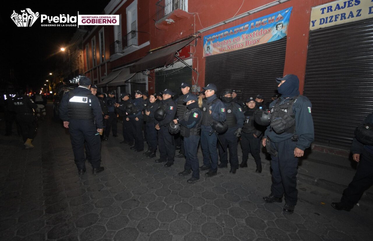 Realizan operativo de reordenamiento del comercio popular en el centro histórico de Puebla