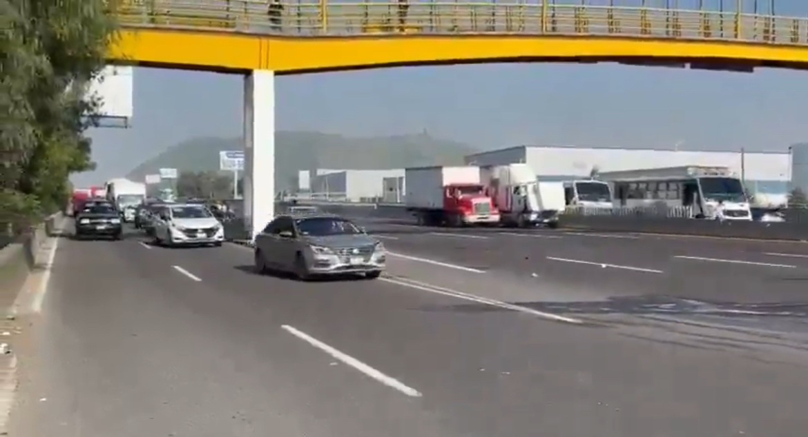 Transportistas bloquean la México–Puebla por inseguridad; acuerdan mesa de diálogo
