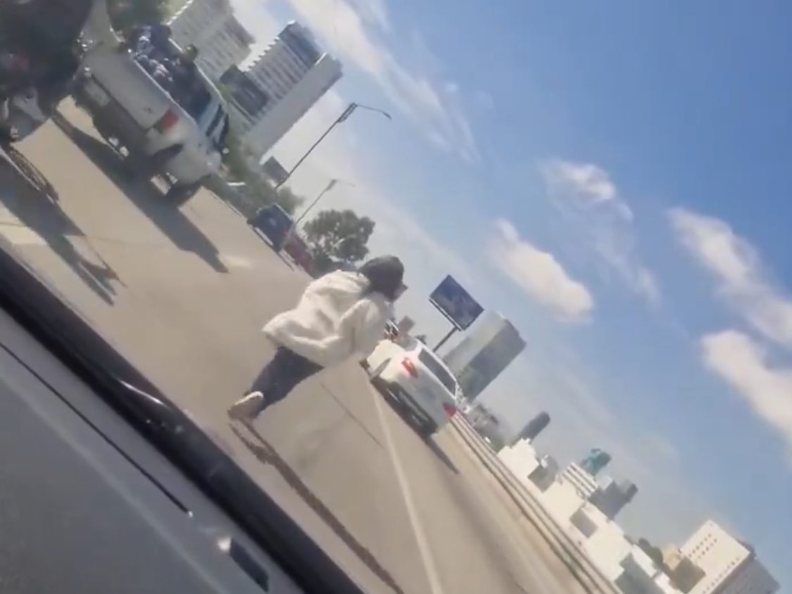 VIDEO | Cruza mujer el Periférico Ecológico de forma imprudente y genera alarma