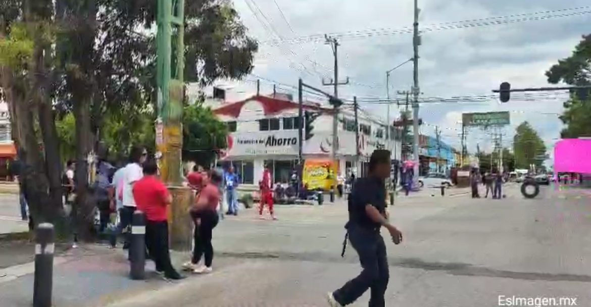 Crece conflicto por ciclovía en Avenida Las Torres; protestan vecinos y comerciantes en Puebla