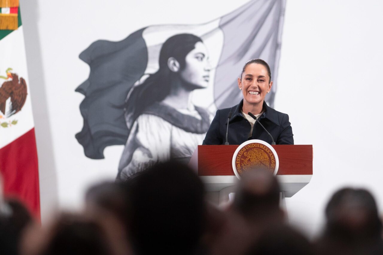 Firma Claudia Sheinbaum decreto para incorporar hospitales y unidades médicas rurales al IMSS