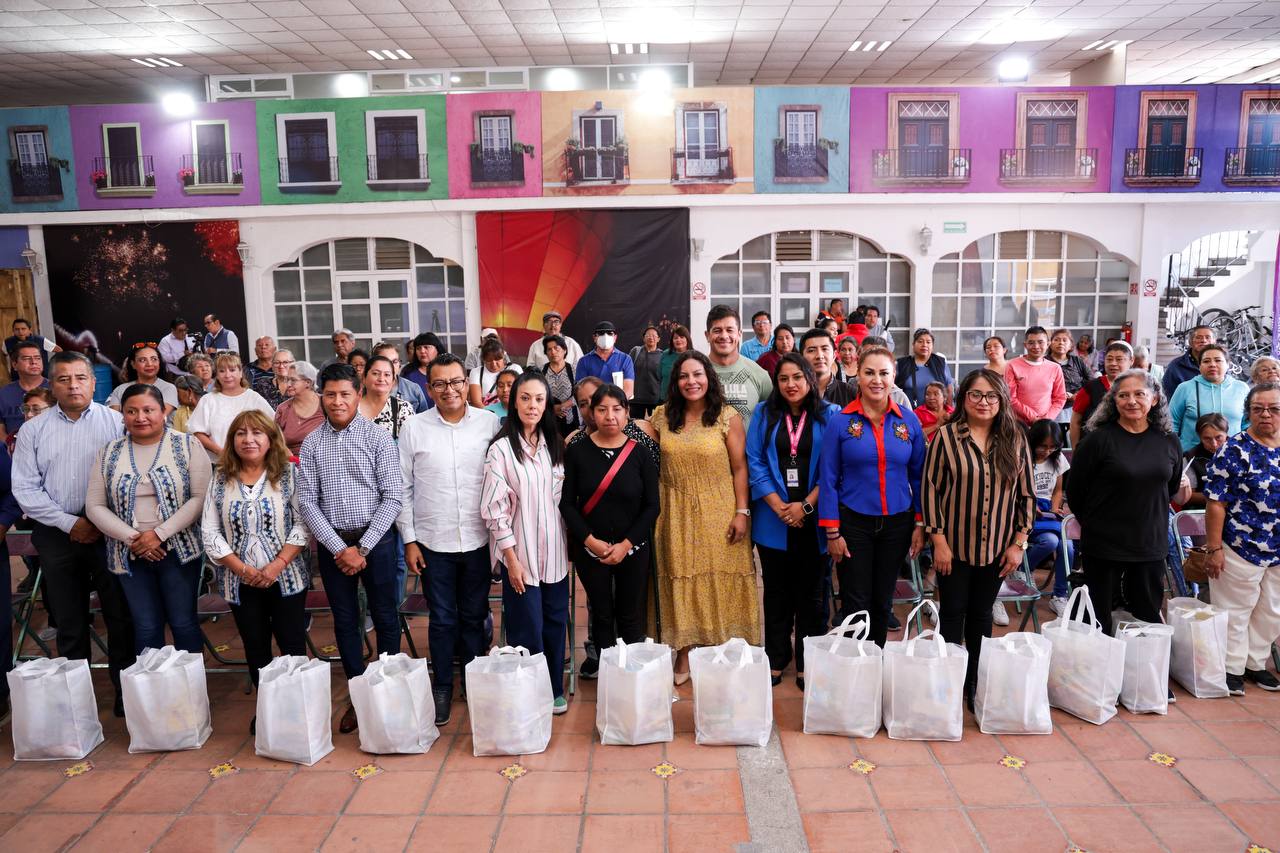 Entrega Lupita Cuautle apoyos alimentarios