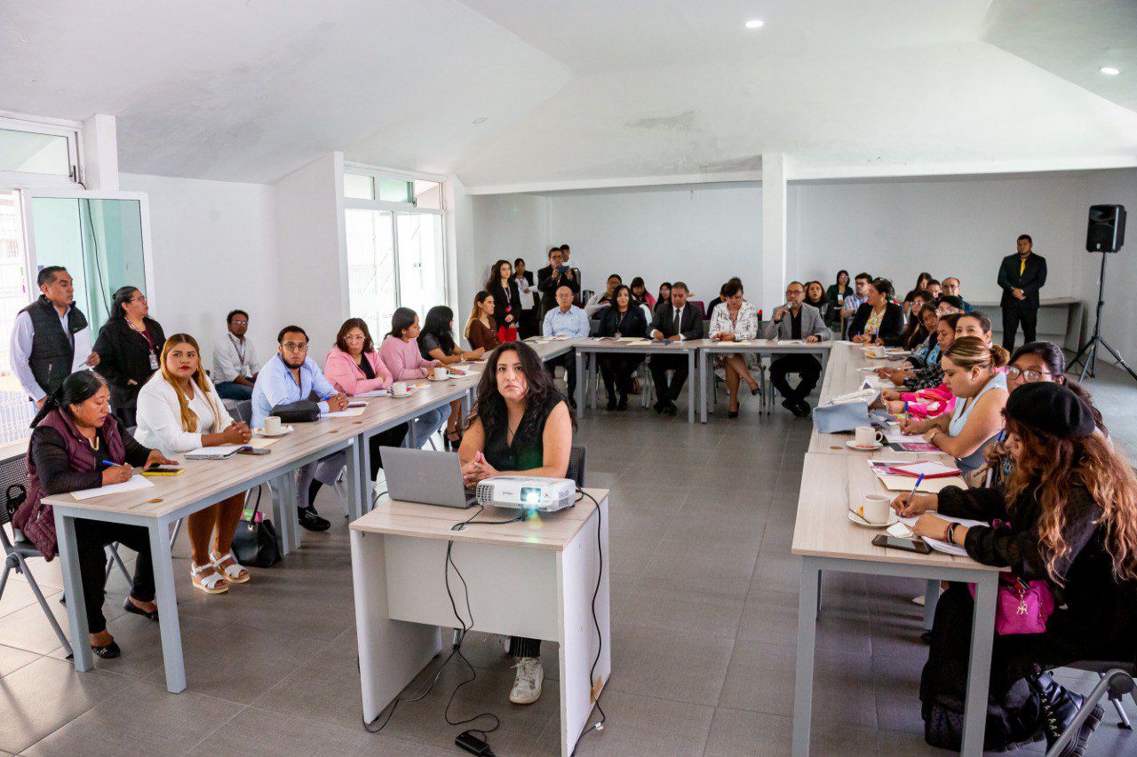 Capacita SMDIF en materia jurídica a presidentas de los subsistemas de juntas auxiliares