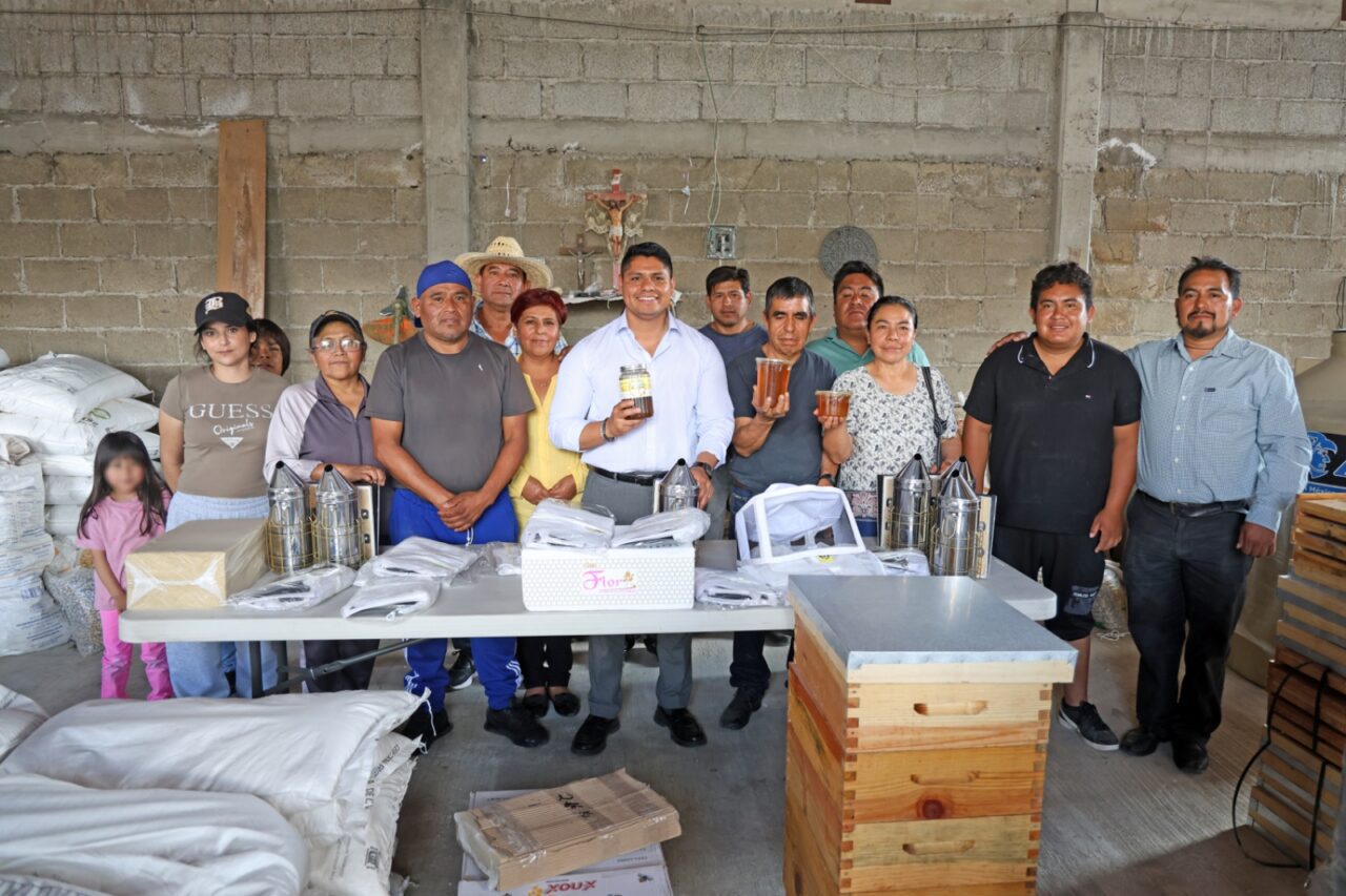 Dona Omar Muñoz mitad de su sueldo a apicultores de Cuautlancingo