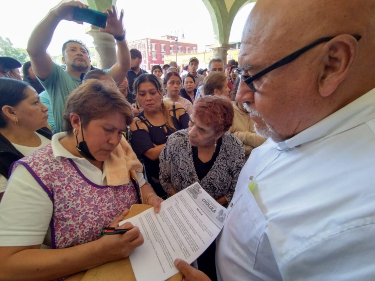 Entregan comerciantes del mercado Cosme del Razo pliego petitorio al Ayuntamiento de San Pedro Cholula