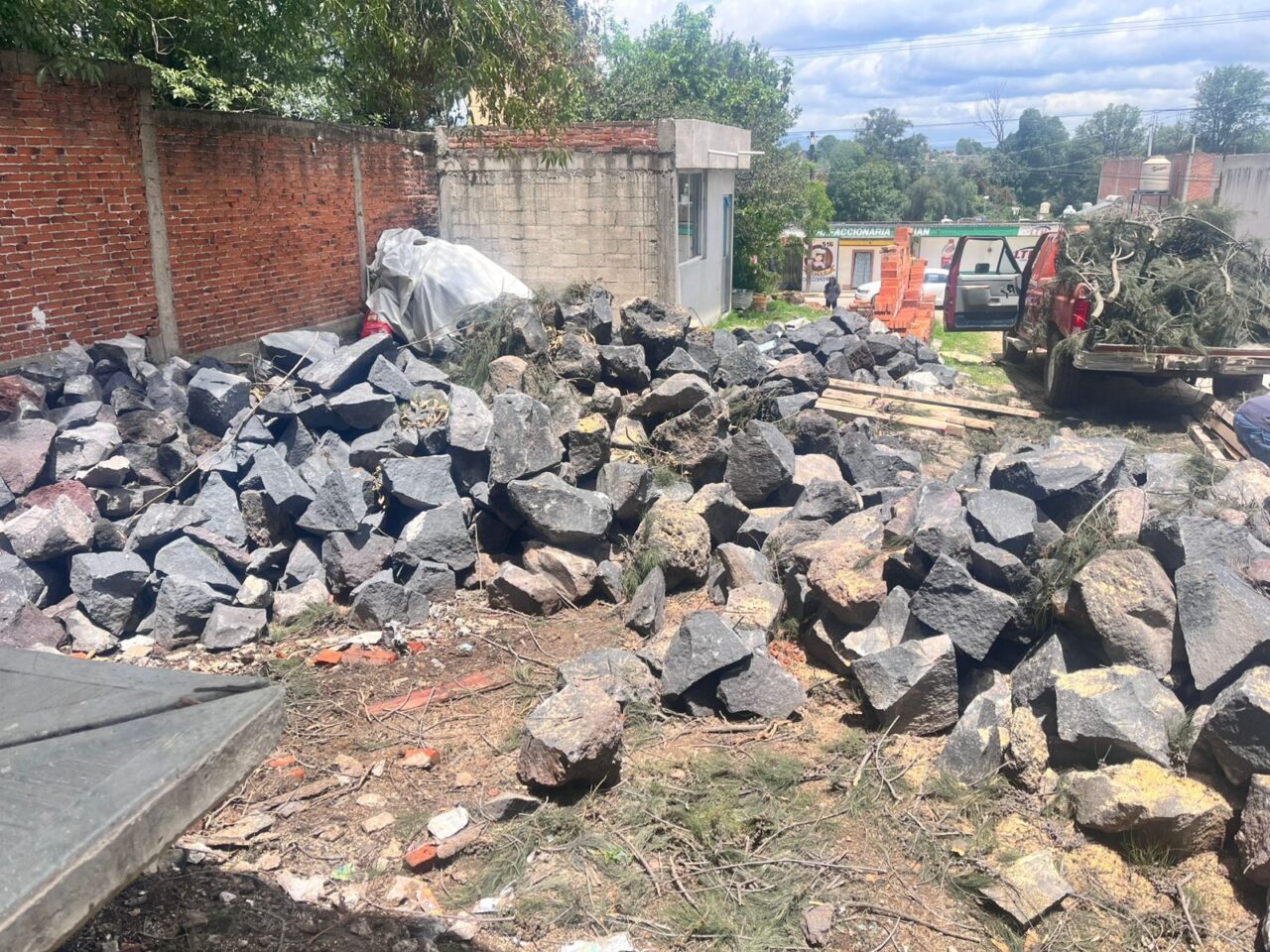 Avanza CAPCEE en construcción de barda afectada por lluvia en secundaria de Coronango
