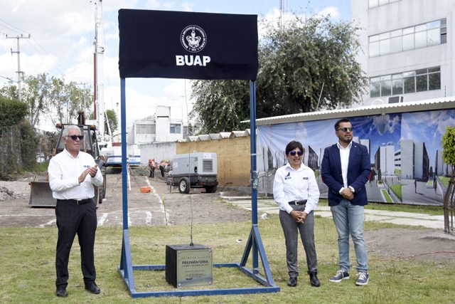 Rectora Lilia Cedillo coloca primera piedra de un nuevo edificio para la Preparatoria Lázaro Cárdenas del Río 